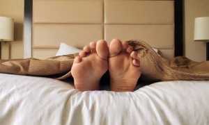 Полезно ли спать на жестком полу